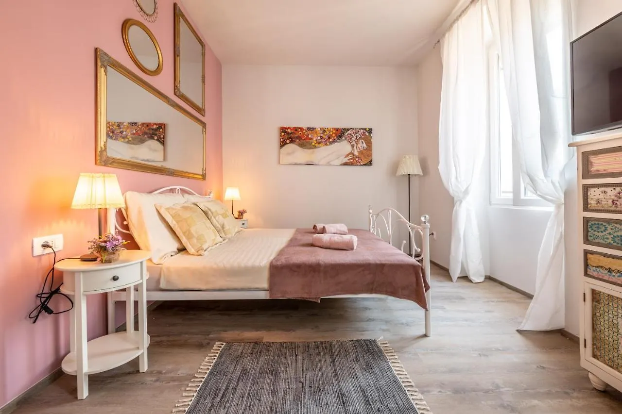 Old City Romantic Studios 4 With Free Private Parking contacts